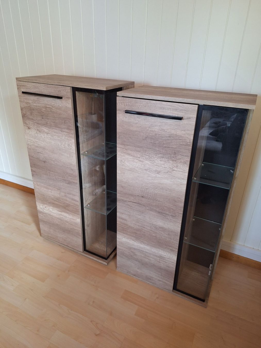 Cassettiere: Schöne Vitrine, Sideboard Nussbaum-Optik, 3 Teile – Usato da Neuenkirch venduto da LarsWaser
