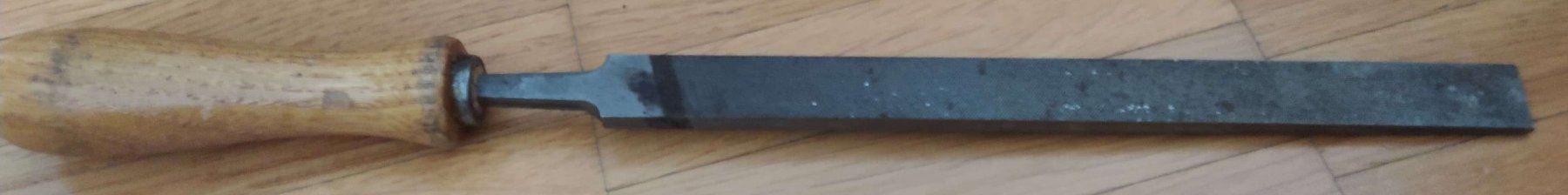 Tous les outils: Feile mit Holzgriff - 26 cm Lang - – D'occasion à Zürich par 1-2-3-Kaufen 4