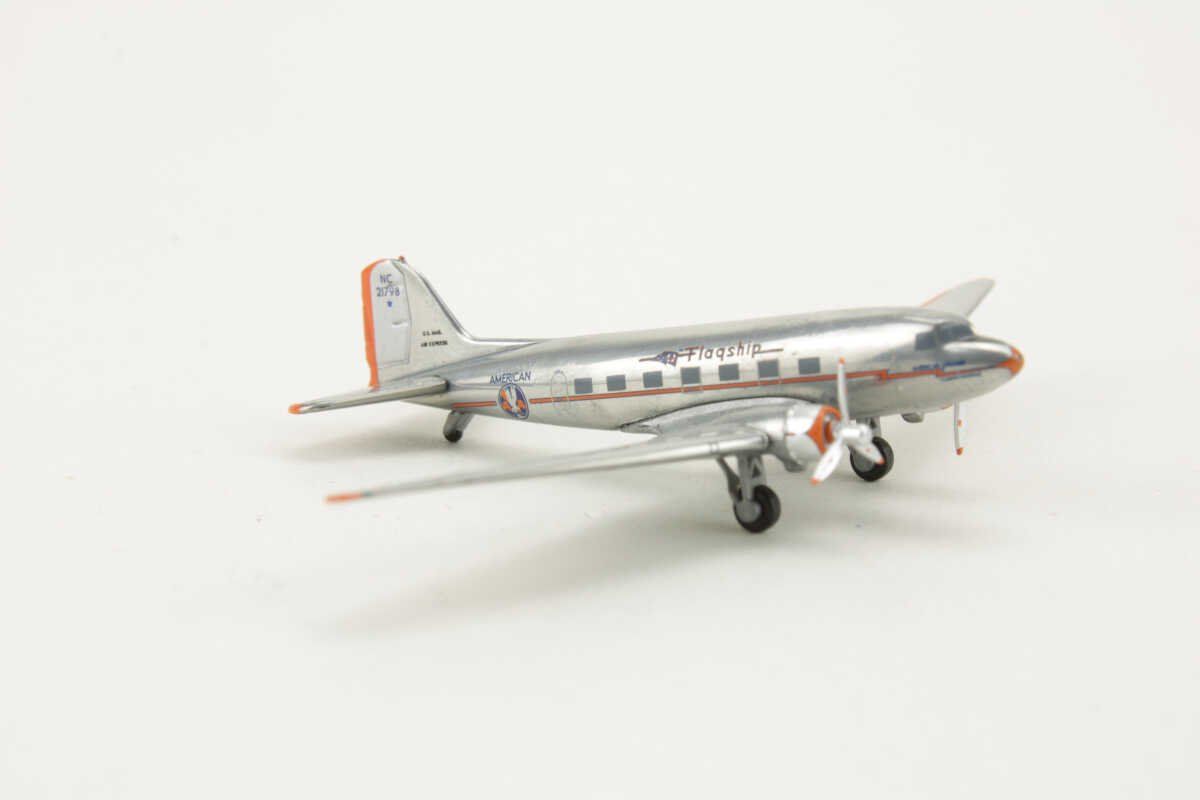 McDonnell Douglas Kit di modellismo & Modellini statici: DC-3 AMERICAN Airlines – Nuovo e nell'imballaggio originale da Morges venduto da iljamuromez