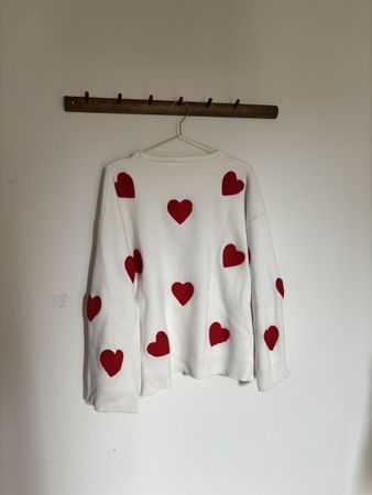 Weisser Pullover mit roten Herzen