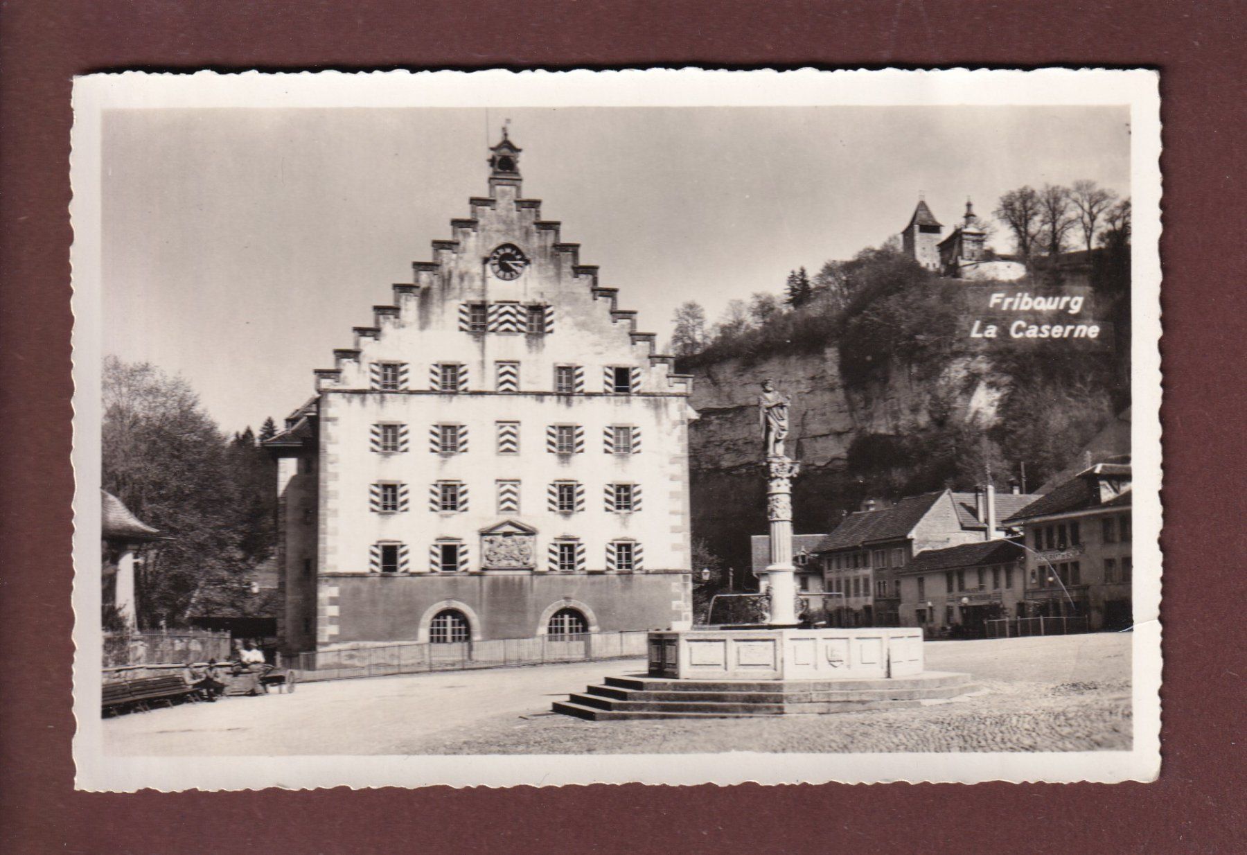 Cartoline postali: FRIBOURG - La Caserne - Feldpost – Usato da Pully venduto da nicecards