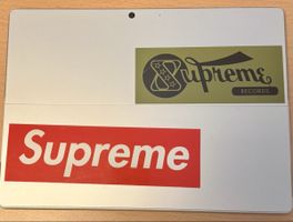 Surface Pro 9 (13‘, 256 GB, Platin mit Supreme Sticker)