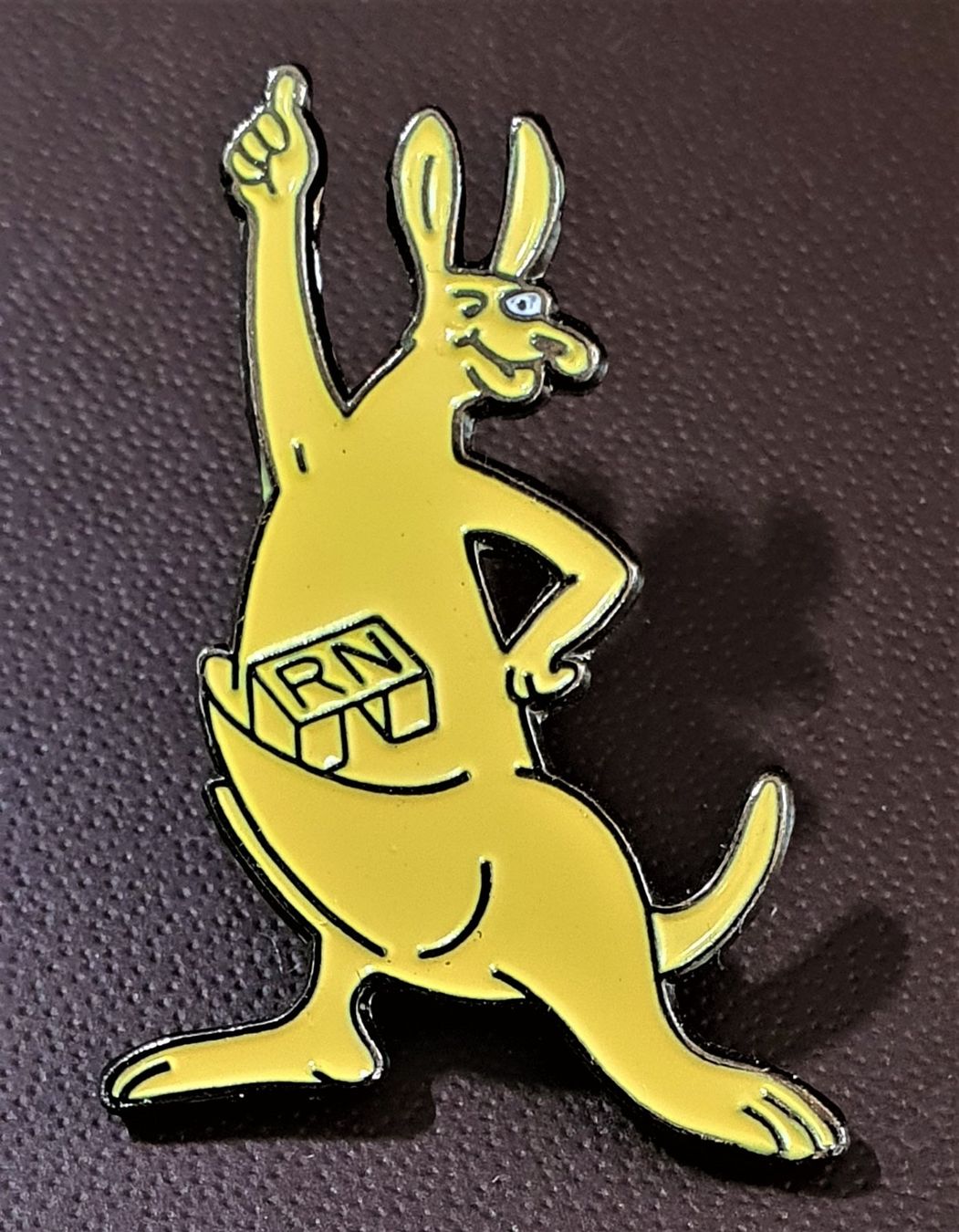Placchette & Badge: Q935 - Pin RN Papeterie Rüegg-Nägeli  /  Känguru – Usato da Reinach BL venduto da Boston-Verkauf