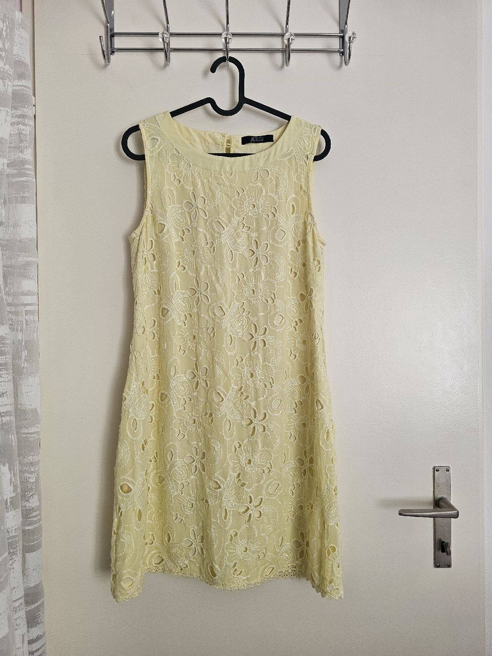 Kleider: Robe d'été jaune clair dentelle, taille 36, élégante Guess – Gebraucht aus Vevey von Namani_02