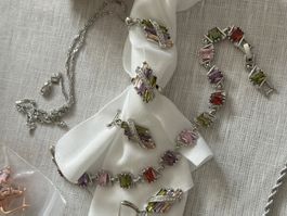 Parure argentée et pierres multicolores bague taille 56