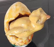 Ton-Figur süsses Küken schlüpft aus Ei Handarbeit