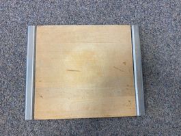 Holzschneidebrett mit Metallrand, ideal für den Sommer BBQ