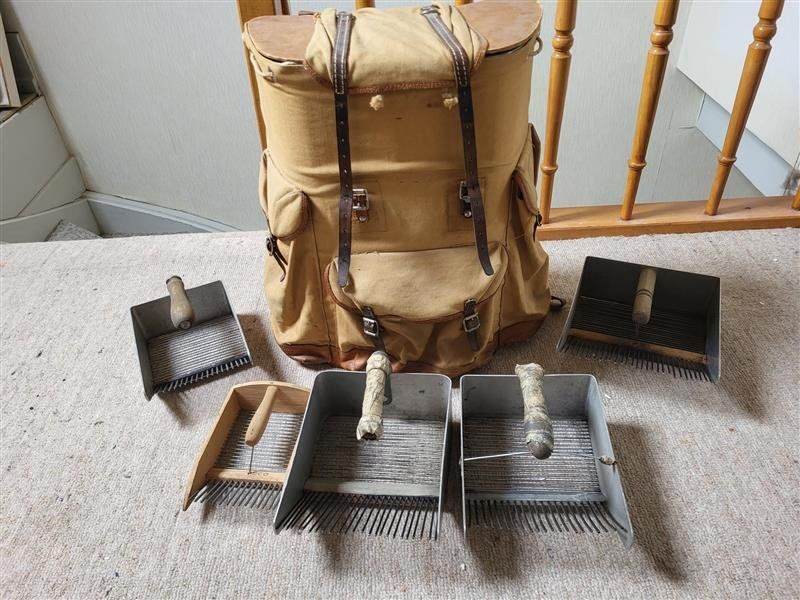 Swiss Tutti gli attrezzi: Heidelbeerrechen mit Vintage Rucksack – Usato da Hettiswil b. Hindelbank venduto da andrea066 1