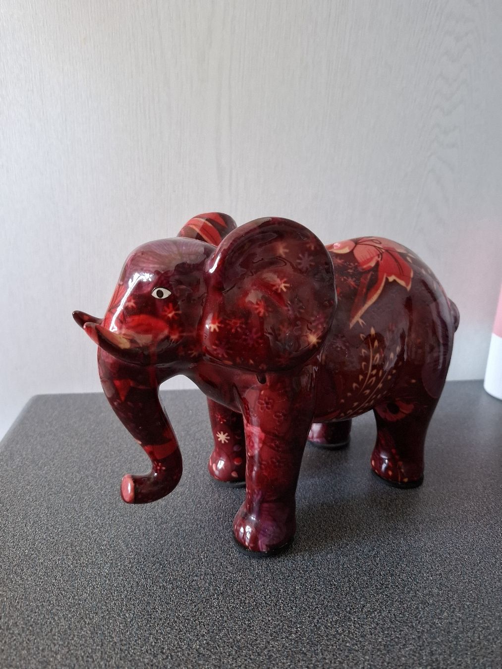 Salvadanai: Sparschwein Elefant rot floral  – Usato da Oberhelfenschwil venduto da Buffy1980