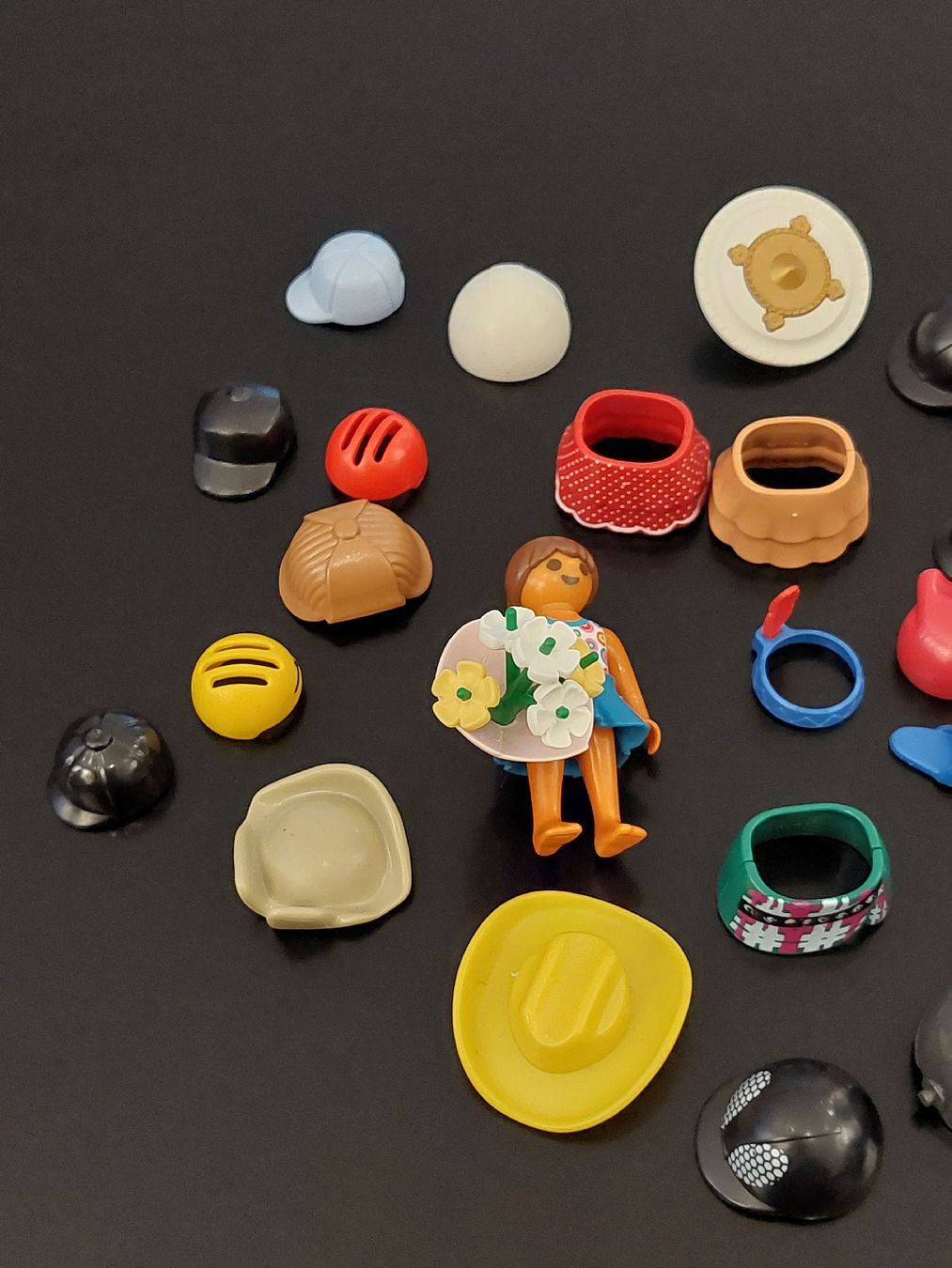Playmobil Spielzeuge: Div. Mützen,  Helme  usw. – Gebraucht aus Zetzwil von lanst08 1