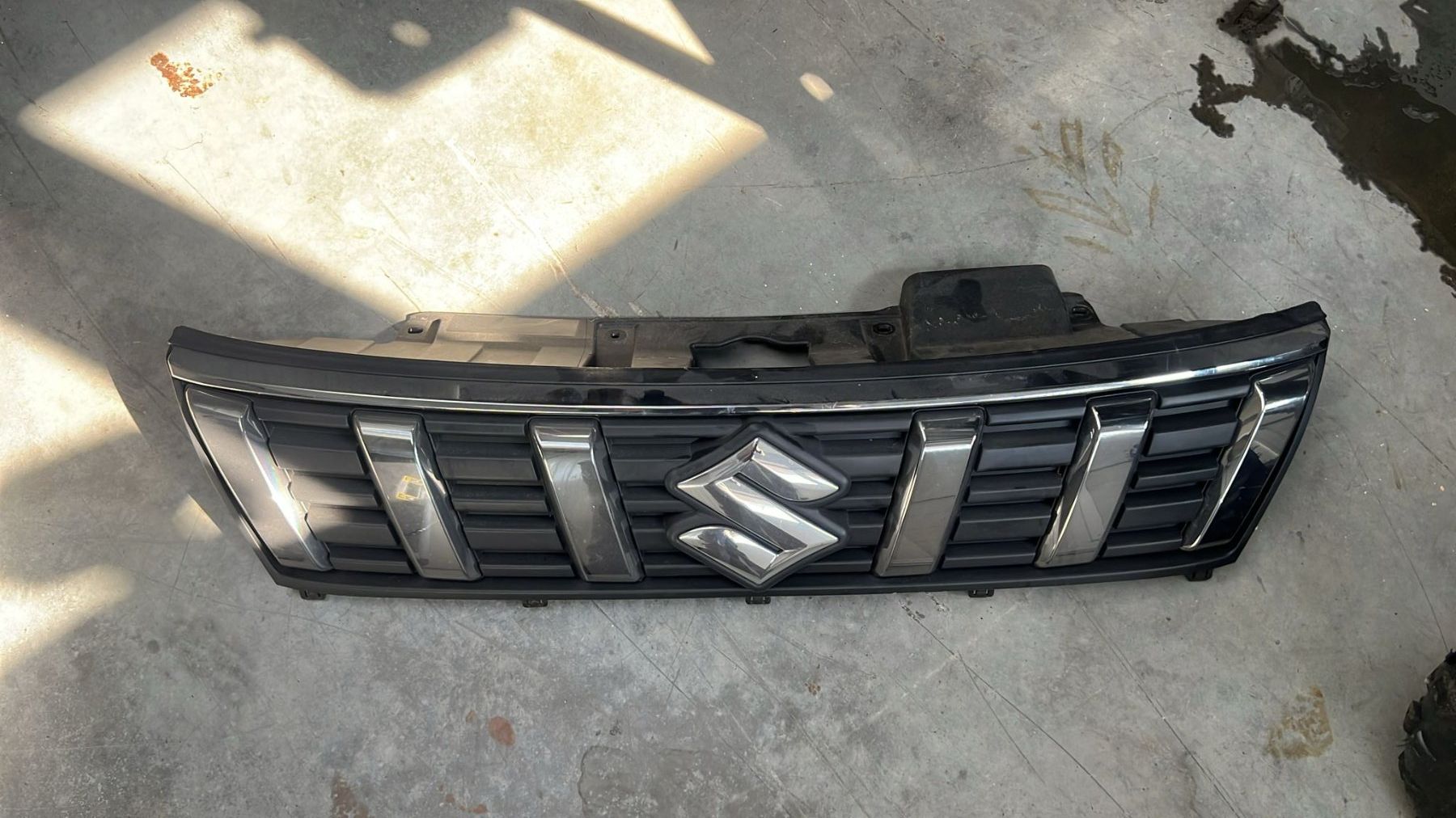 Suzuki Automobili: Suzuki Vitara Kühlergrill – Usato da Bilten venduto da Porsche037