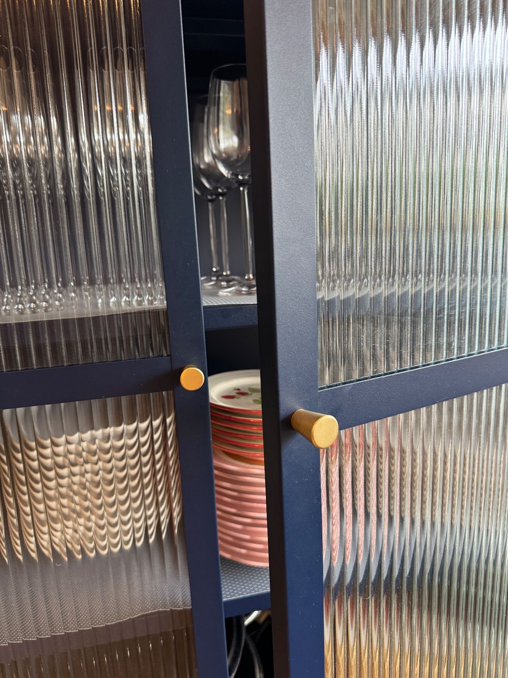Vitrines: Vaisselier / armoire de rangement, comme neuf – D'occasion à Rolle par stelan20 2