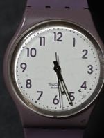 Montre Swatch violette pour la belle saison
