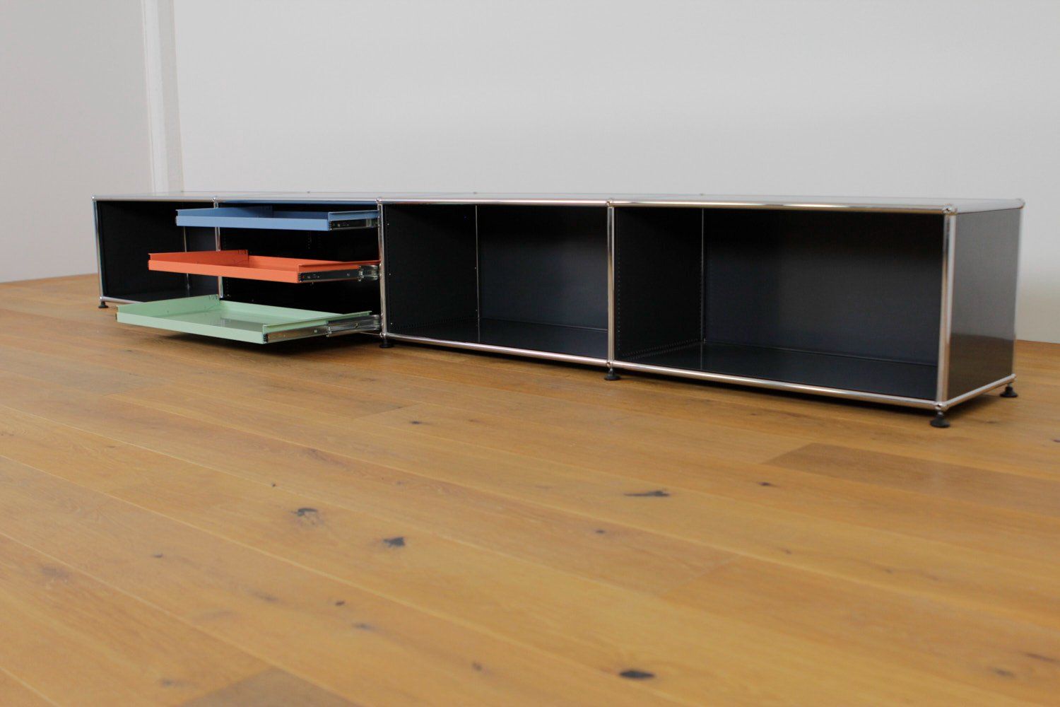 USM Mobili TV: USM Haller Lowboard Anthrazitgrau und Multicolor – Nuovo (secondo la descrizione) da Affoltern am Albis venduto da StudioStandard 2