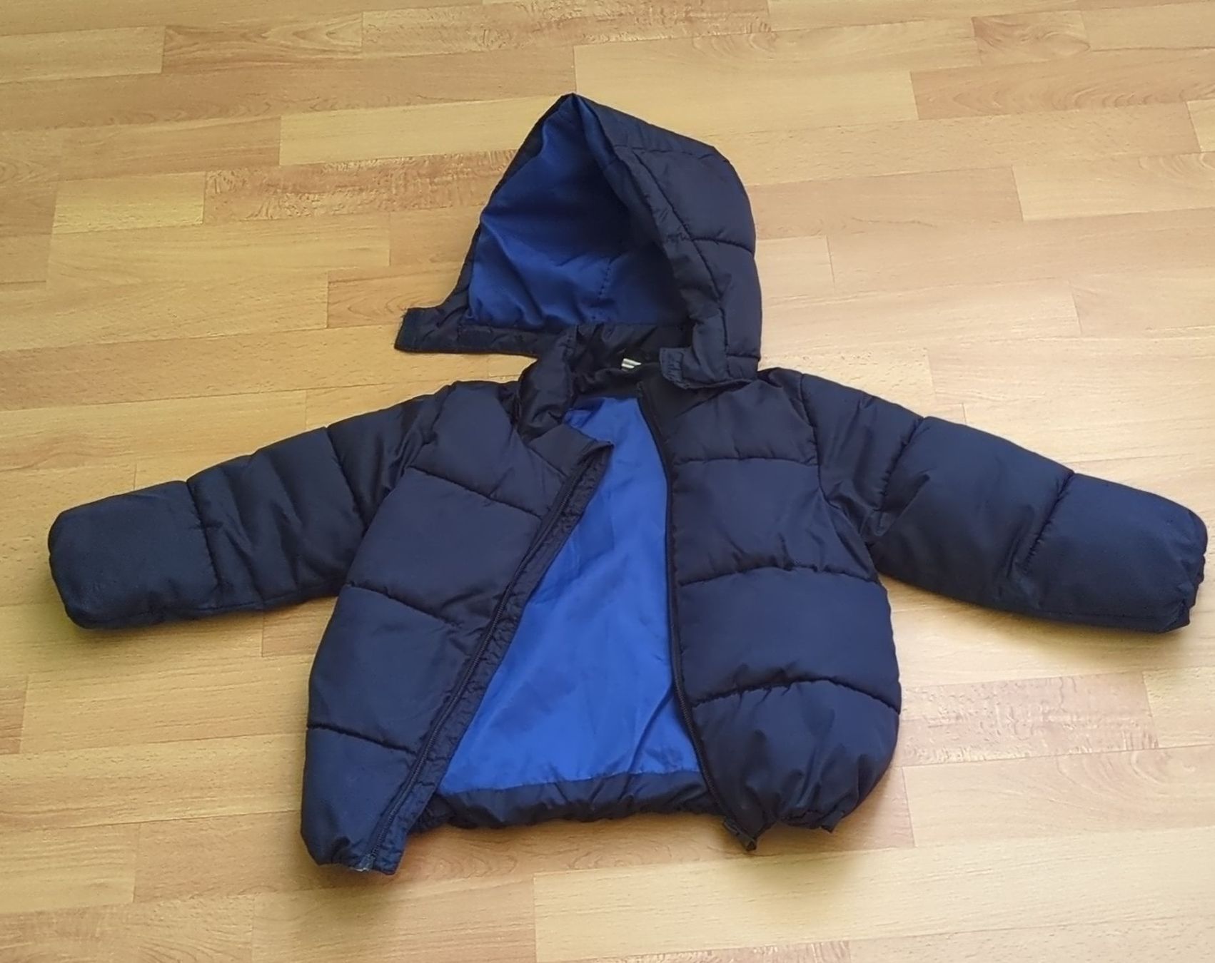 H&M Giacche & Cappotti: Kinder Winterjacke dunkelblau Grösse 104 – Usato da Adlikon b. Andelfingen venduto da IlonaSp