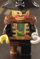 Lego Pirat mit Hakenhand, Augenklappe und Dreispitz