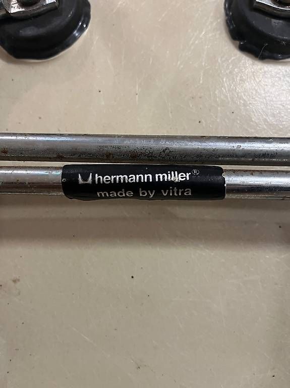 Herman Miller Sedie: Original Eames Side Chair – Usato da Oberhelfenschwil venduto da neoneoneo 4
