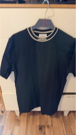 T-shirt Lacoste noir avec col contrasté état usagé