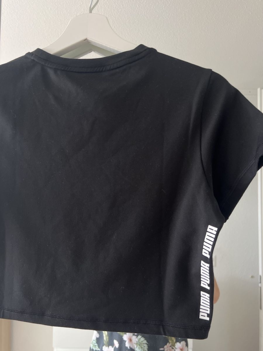 Puma Top: Schwarzes Puma Training Crop Top – Usato da Bern venduto da lar_sn6g 1