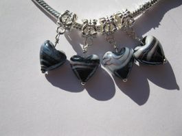 2 Anhänger Herz, Dangle mit Glasherz schwarz/weiss
