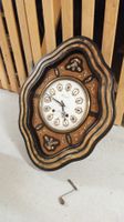Antike Wanduhr aus Holz und Schildkröte Panzer