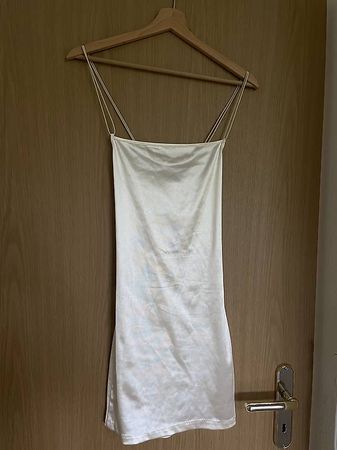 Weisses Satin-Minikleid