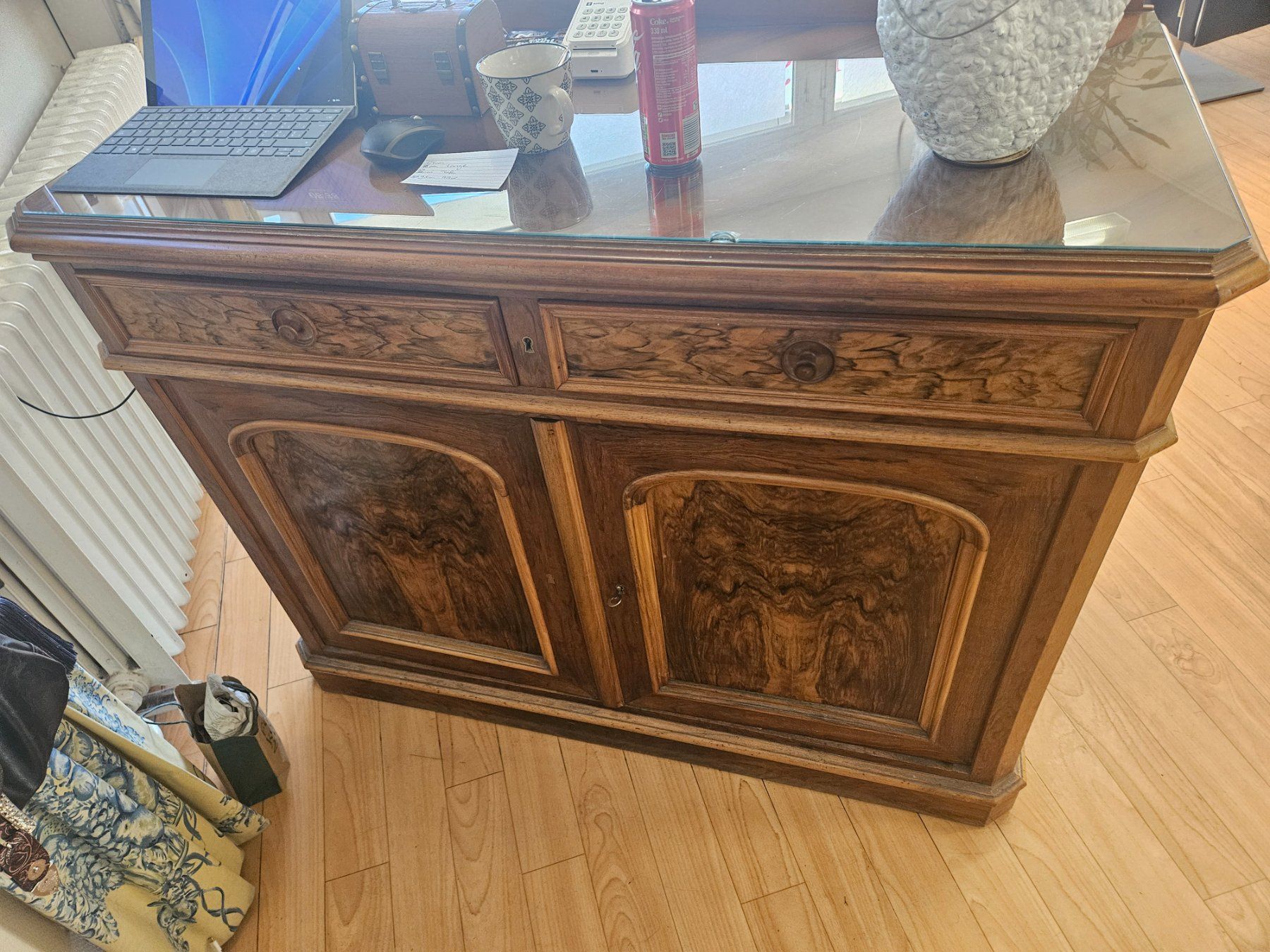 Credenze: Antikes Nussbaum Buffet-/ Anrichte-Möbel – Usato da Oberbipp venduto da Marci.A.