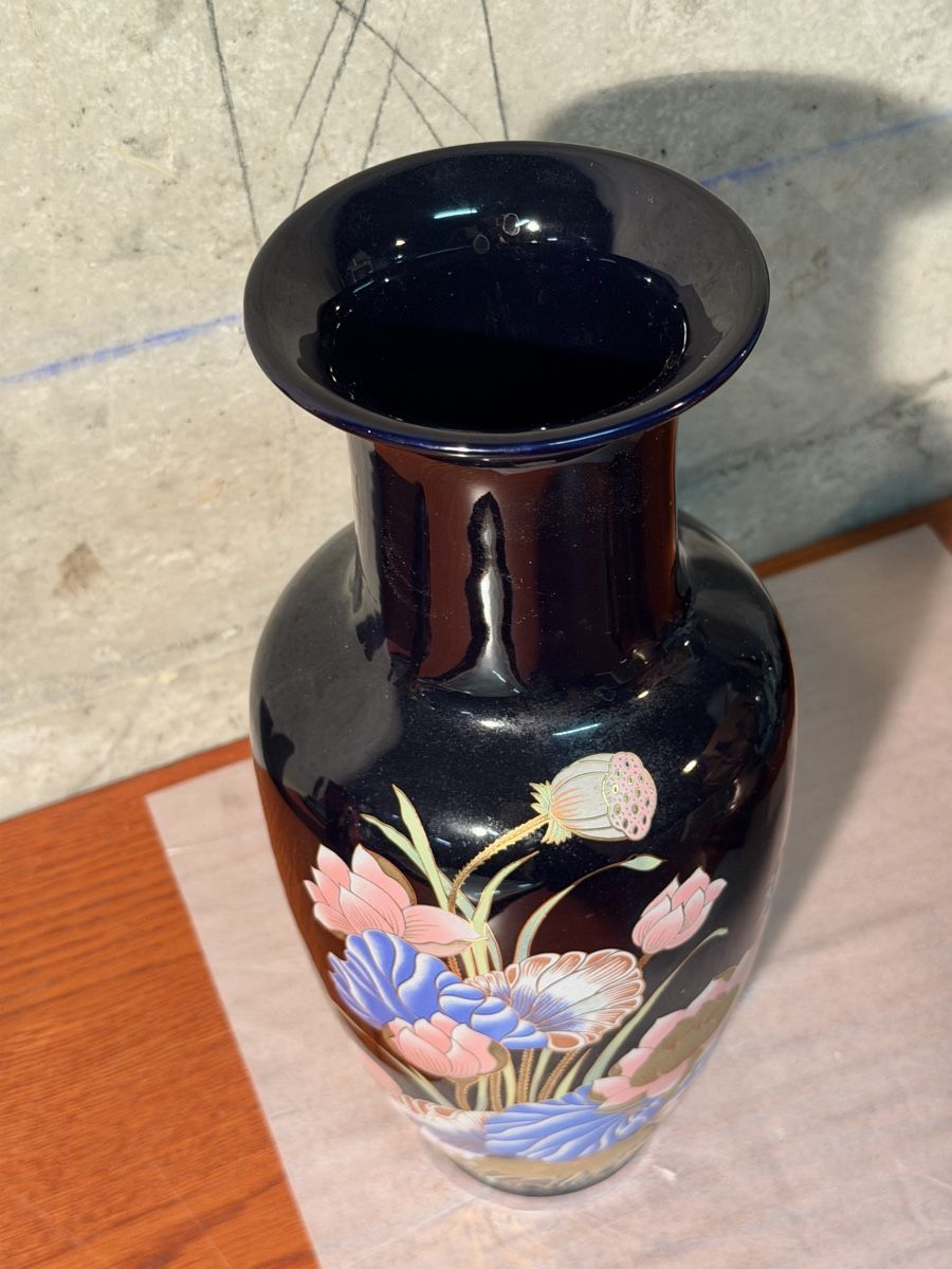 Vasen & Gefässe: Elegant Black Vase with Floral Design – Gebraucht aus Lausanne von vas_mbk2 2