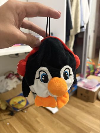 Pochette peluche pingouin avec fermeture éclair noir