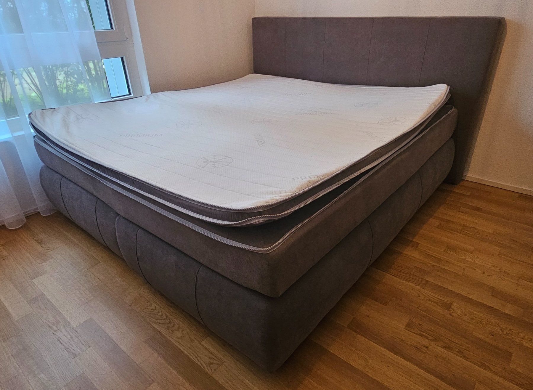 Letti: Graues Boxspring Bett inklusive Topper – Usato da Wiesendangen venduto da jes_8grd