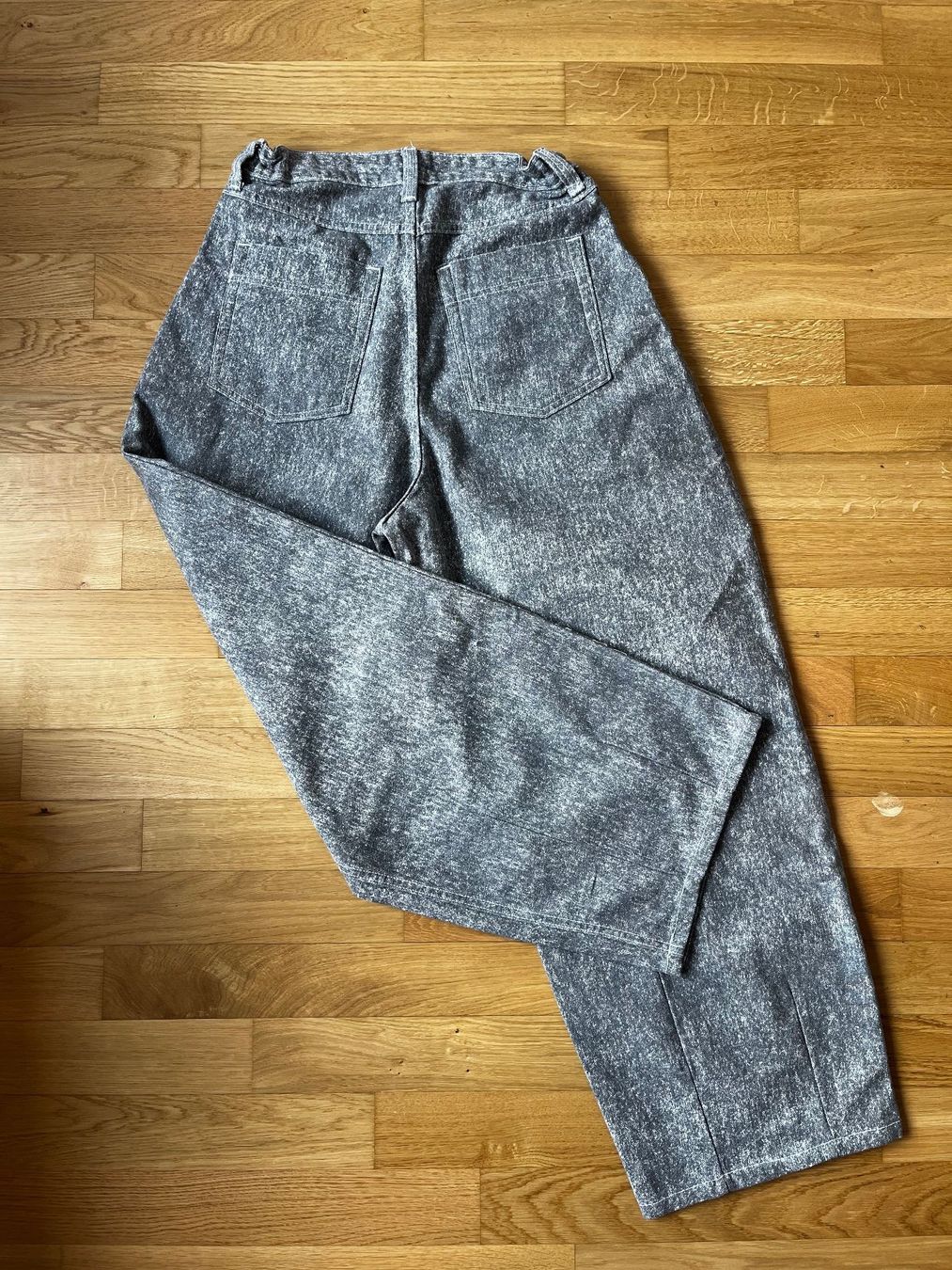 Bershka Pantaloni: Pantalon effet Jeans très large – Usato da La Tour-de-Trême venduto da lol_85kj 3