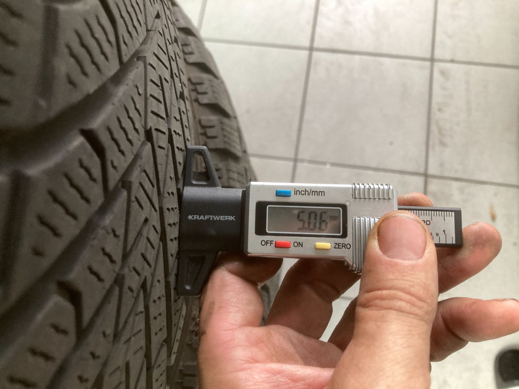Pirelli Pneus & Kompletträder: 235/55R19 Winterpneu Pirelli VW ID.4 – Gebraucht aus Cham von WB2223 5
