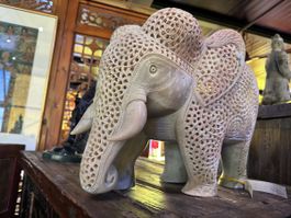 Eléphant sculpté à la main en pierre