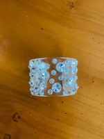 Extravaganter Armschmuck