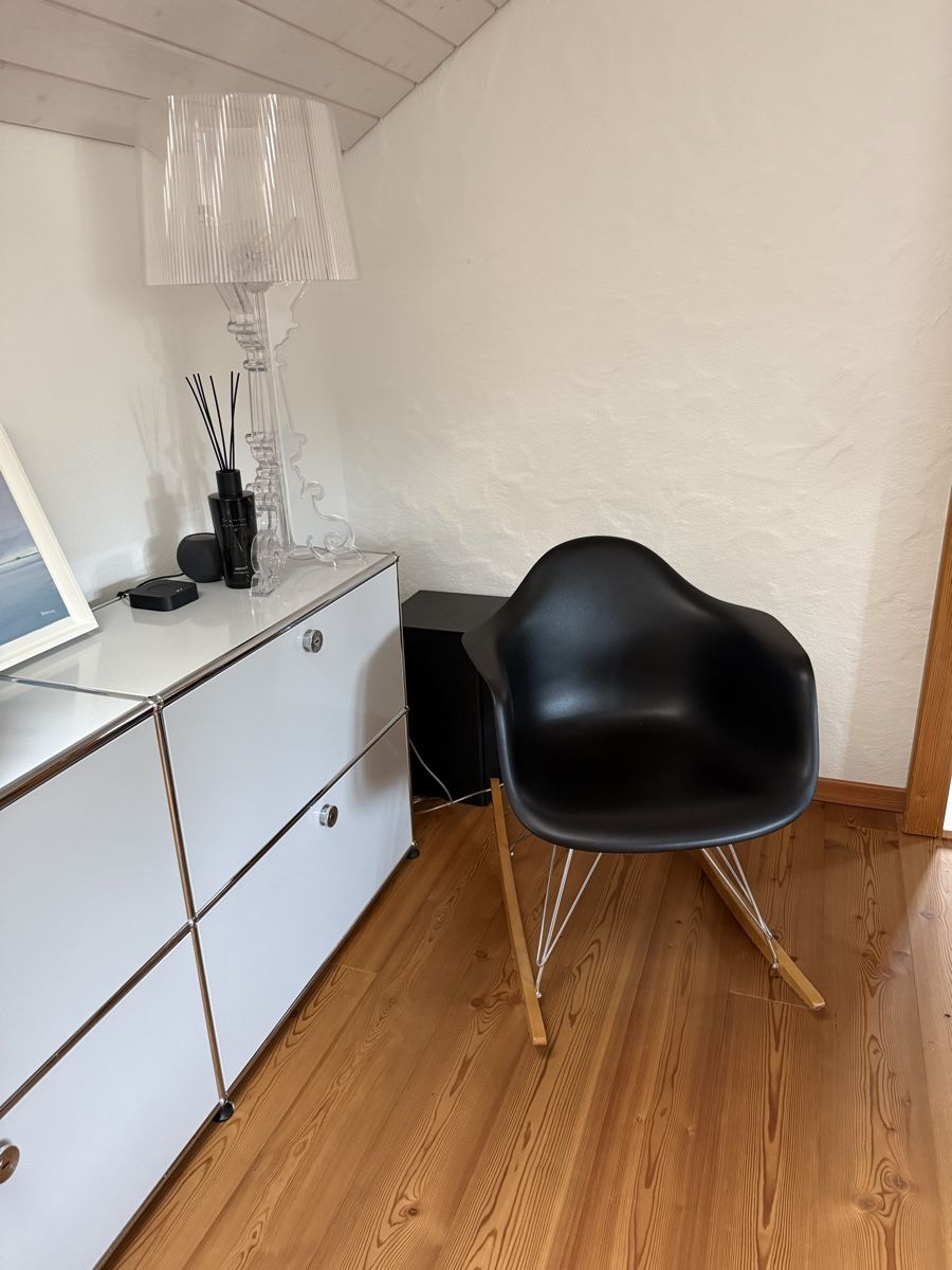 Vitra Chaises: VITRA EAMES Schaukelstuhl schwarz – Neuf (Voir description) à Teufen AR par woh_29hy