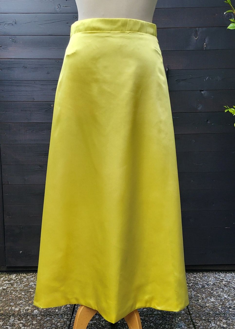 Gonne: Jupe satin jaune – Nuovo e nell'imballaggio originale da Fribourg venduto da VictoriaShop7