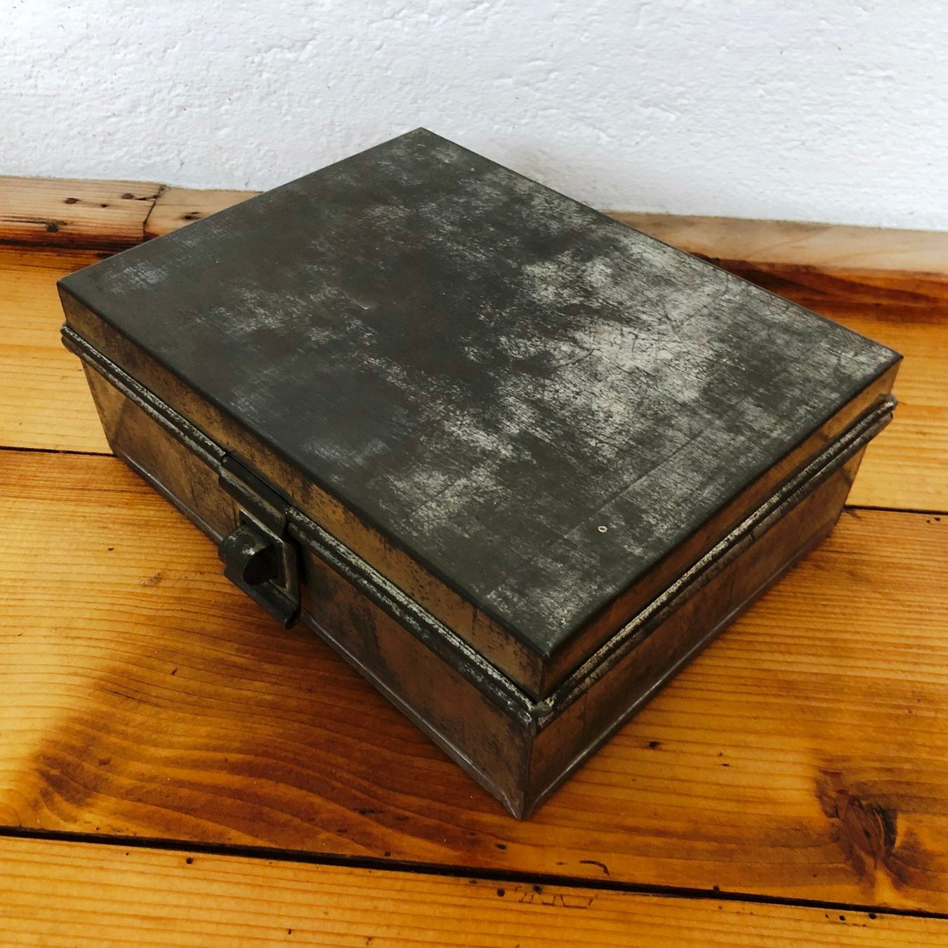 Registratore di cassa: Antiker Blechdose, Box Aufbewahrungsbox aus Eisen – Usato da Arisdorf venduto da Liquidus 2
