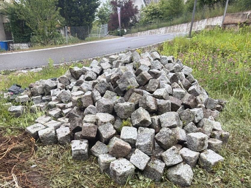 Pietre & tegole: Letzte Chance: 730 Granitsteine 10x10x10 cm – Nuovo (secondo la descrizione) da Arisdorf venduto da Lerpi 2