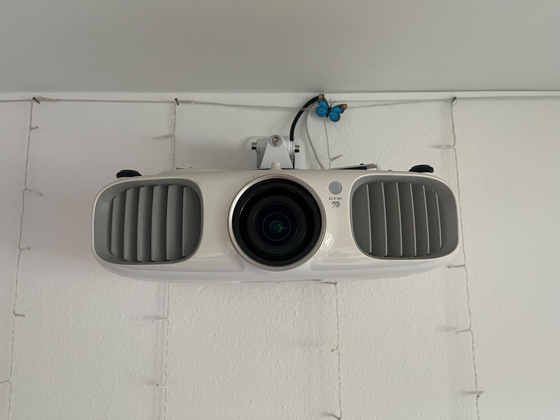 Epson Proiettori: Epson EH-TW5900 Beamer – Usato da Luzern venduto da TilaShe