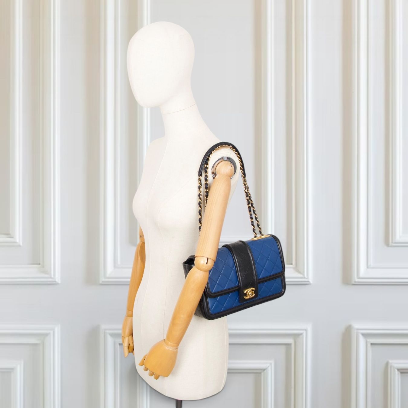 Chanel Borse da donna: Chanel Tasche schwarz/blau – Usato da Binningen venduto da Designerlabels 1