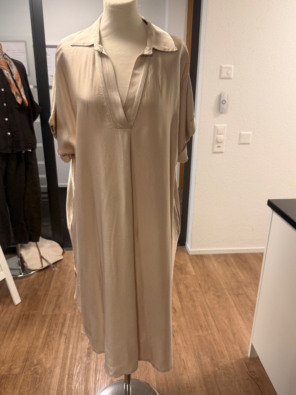 Vestiti: Viscose/Seide Oversice Kleid – Nuovo e nell'imballaggio originale da Lengnau BE venduto da noyanomy