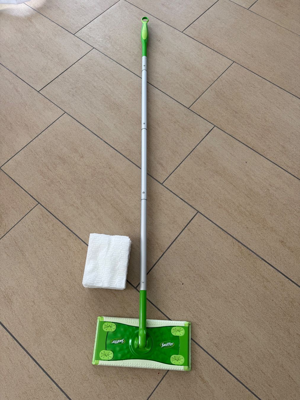Sonstige Reinigungsgeräte: Swiffer Bodenwischer mit Tüchern – Gebraucht aus Goldach von Hibiskus23