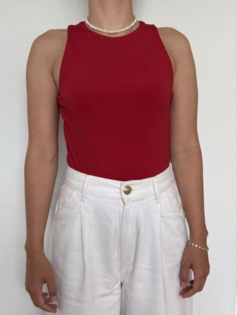 ROTER ÄRMELLOSER BODY