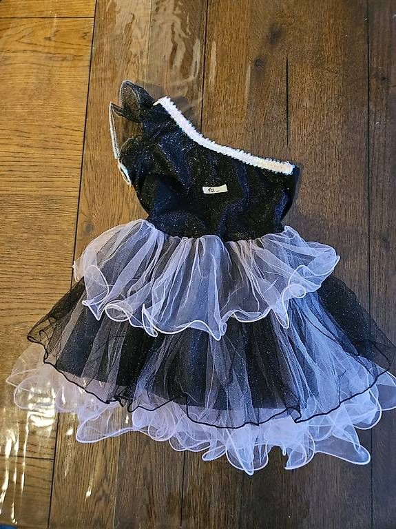 Vestiti: Robes – Usato da Yvonand venduto da Hannah24 1