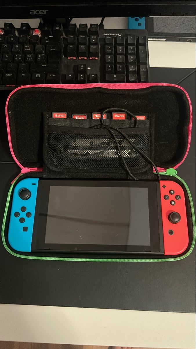 Nintendo Konsolen: Nintendo Switch et étui de rangement+chargeur – Gebraucht aus Gland von adr_lh9d