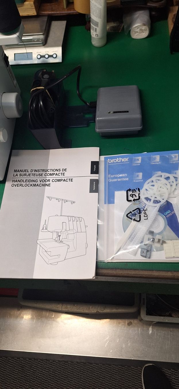 Brother Macchine da cucire: Brother overlock 3034 D mit Zubehör – Usato da Basel venduto da Meggesflomi 4