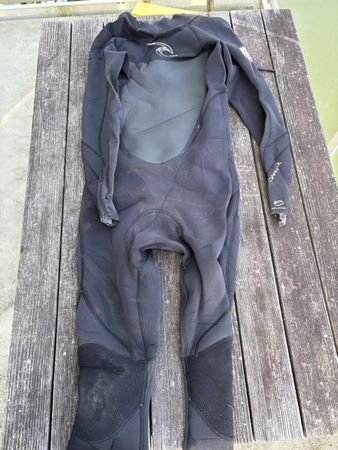 Neopren Anzug für Wassersport, Grösse L, stark genutzt