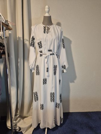 Maxikleid weiss schwarz bestickt mit Bindeband neuwertig 