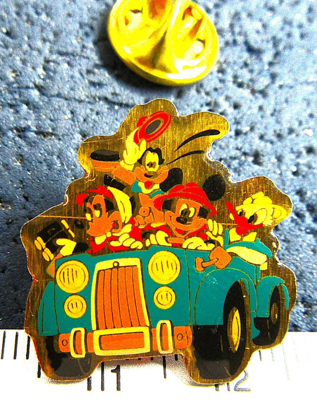 Disney Placchette & Badge: DISNEY FIGUREN IM AUTO PIN – Usato da Ettingen venduto da Hausi4711