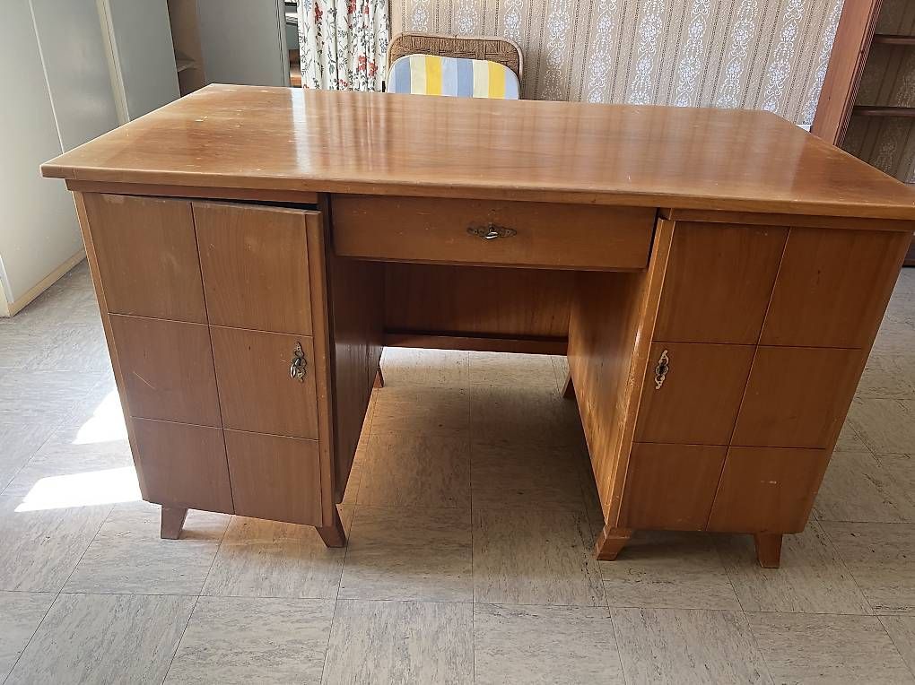 Schreibtische: Petit bureau en bois – Gebraucht aus Epalinges von jpe_2twg